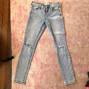 Bullhead light blue acid wash distressed jeans